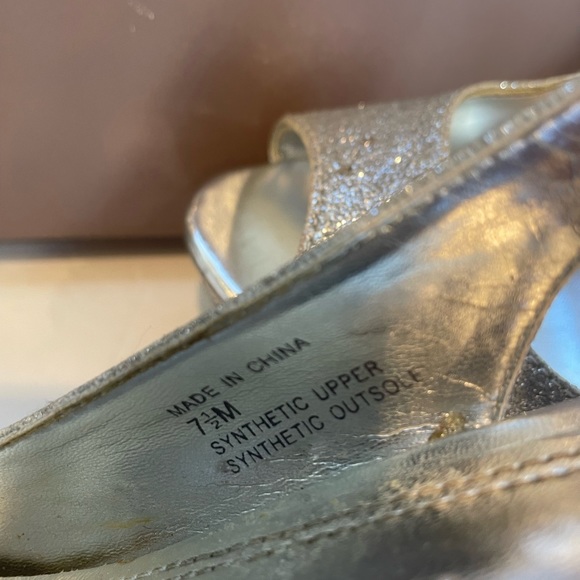 Silver glitter platform pumps size 7 1/2 - Picture 8 of 8